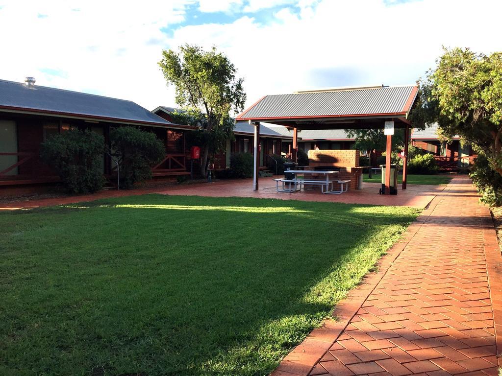 Aussie Cabins Hotel Dubbo Exterior photo